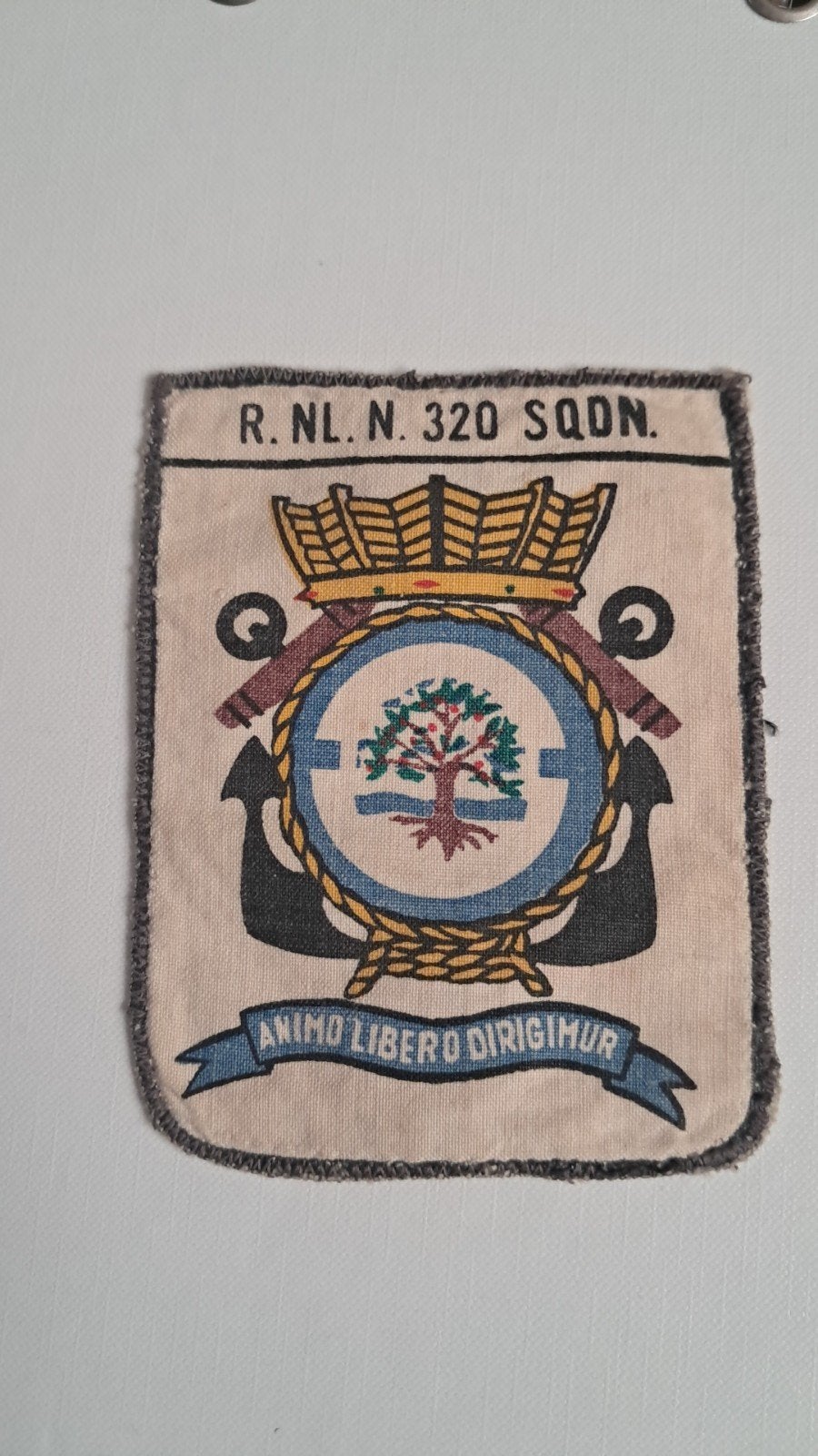 Embleem R. NL. N. 320 SQDN. Marine, Ophalen of Verzenden, Marine, Nederland, Embleem of Badge