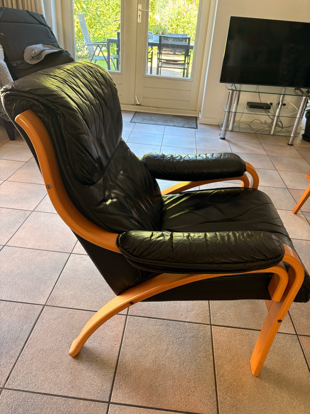 Comfortabele fauteuil met zwart leer en houten frame, Ophalen, Gebruikt, 75 tot 100 cm, 50 tot 75 cm