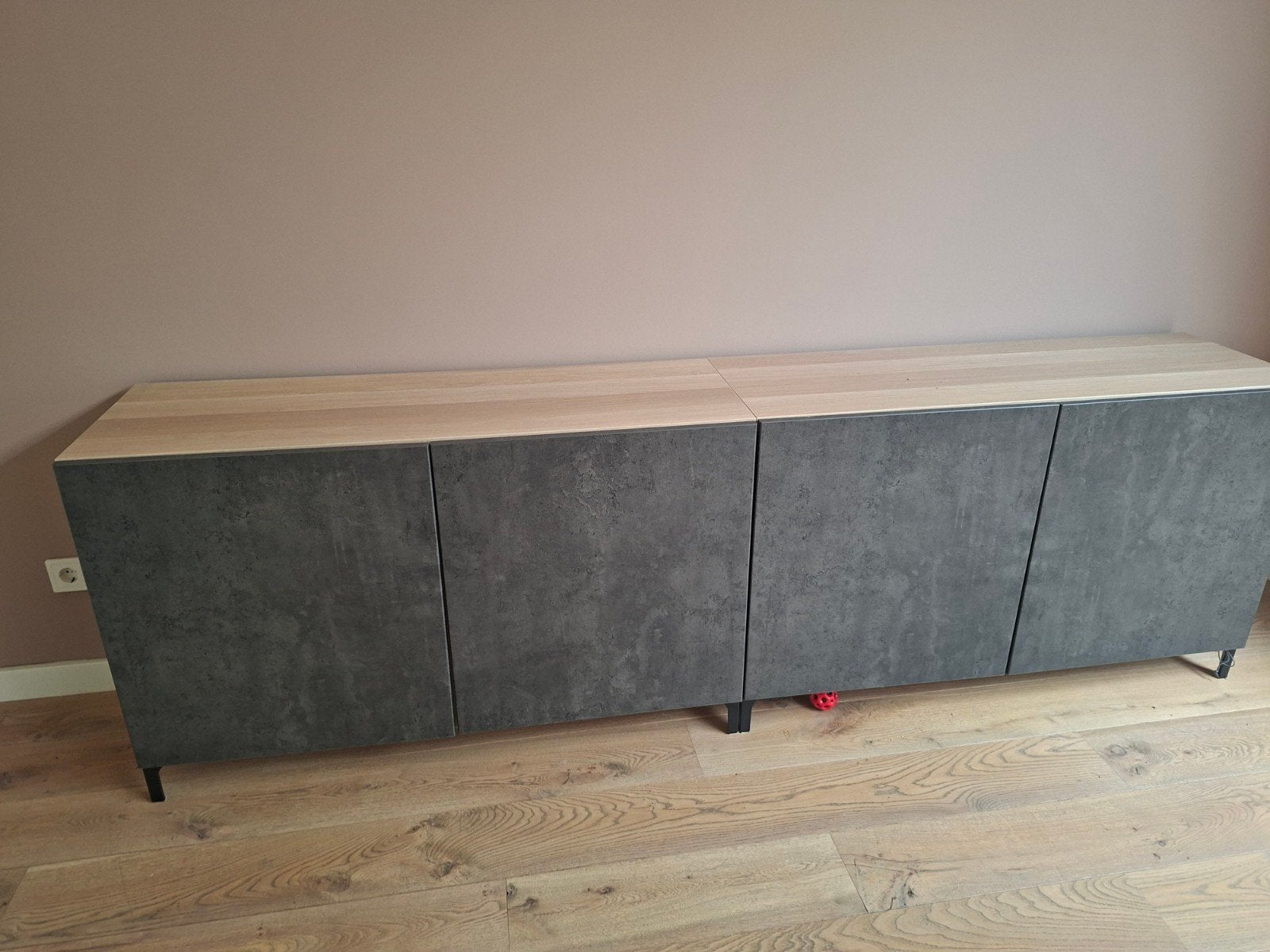 Besta kast op pootjes. 4 deurtjes met betonlook. Licht eiken, Ophalen, Zo goed als nieuw, 25 tot 50 cm, 100 tot 150 cm