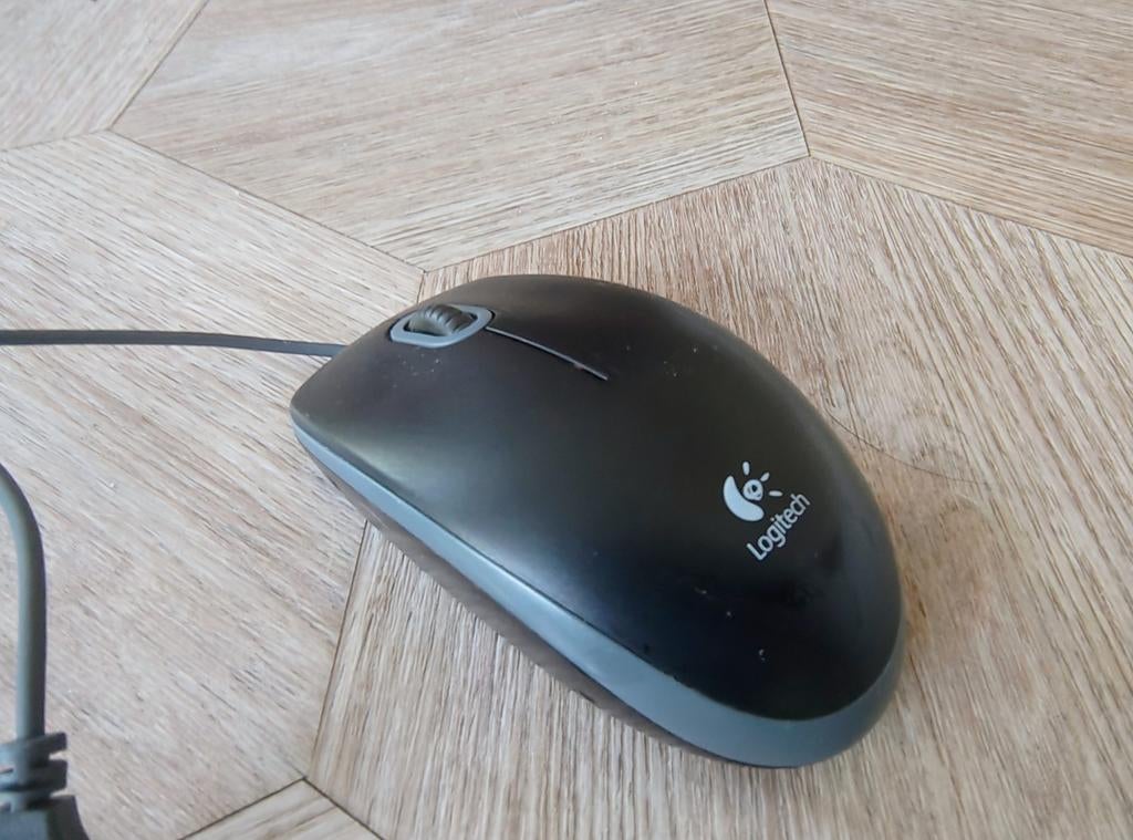 Logitech USB Muis - Nagenoeg ongebruikt en schoon, Ophalen, Muis, Logitech, Zo goed als nieuw