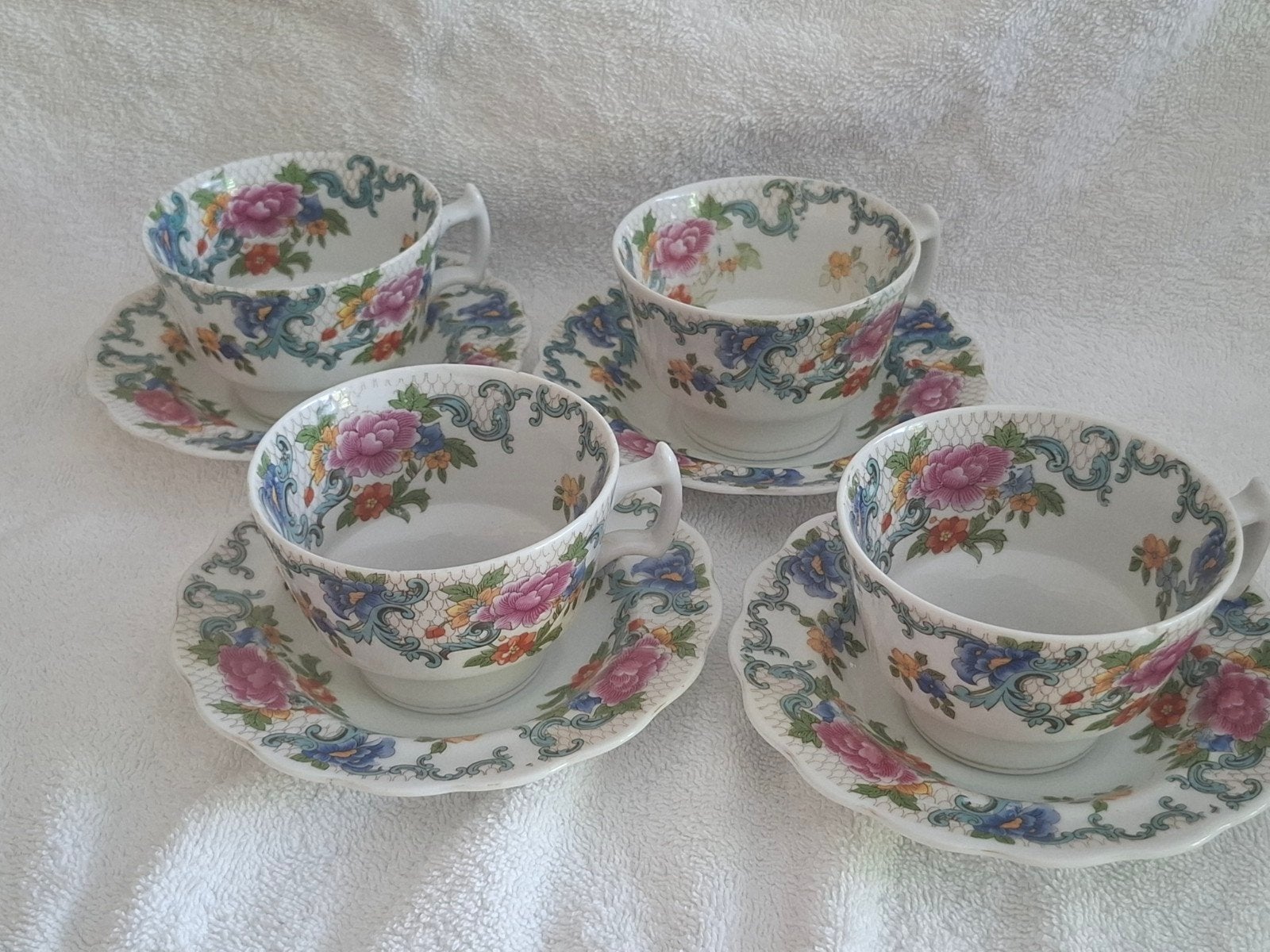 Vier kopjes met schotels Polyanthus bloemetjesmotief, Gebruikt, Overige merken, Vintage, Ophalen of Verzenden
