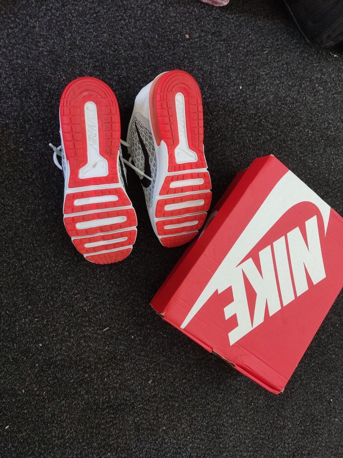 Nike Air Max Sneakers - Grijs/Wit met Rode Details, Nike, Ophalen of Verzenden, Sneakers of Gympen, Grijs