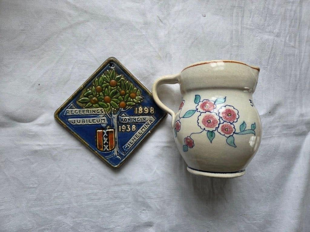 Goedewaagen 1938 cloisonnétegel Wilhelmina+snavelkan Beatrix, Antiek en Kunst, Antiek | Wandborden en Tegels, Ophalen of Verzenden