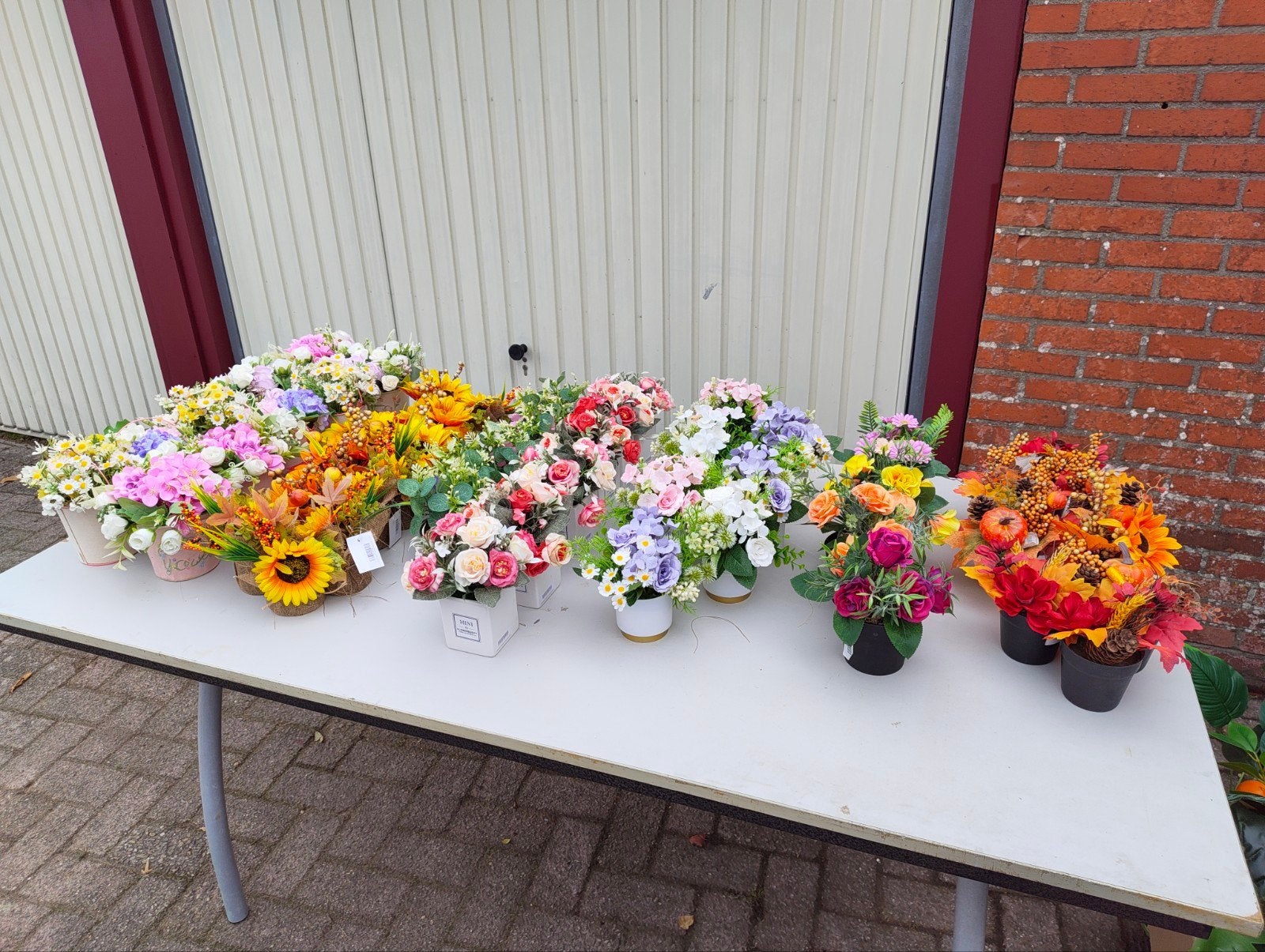 Diverse Kunstbloemstukken - Nieuw en Kleurrijk, Met pot of vaas, Nieuw, Ophalen of Verzenden, Kunststof
