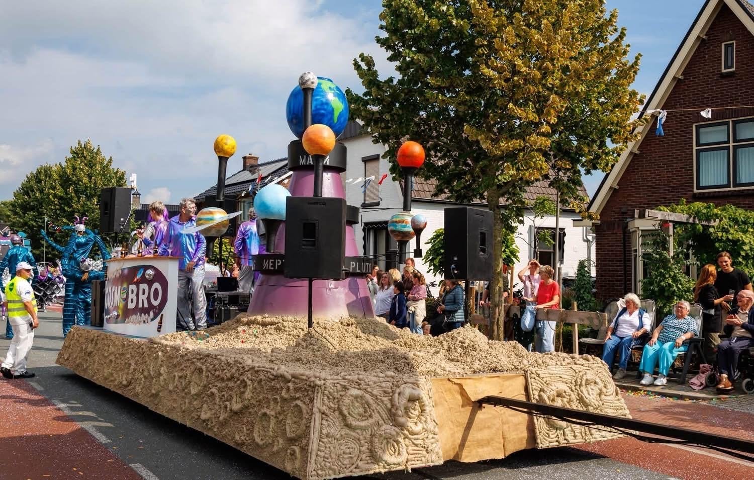 Bewegend Planetarium/Zonnestelsel voor Praalwagen/Optocht, Ophalen, Gebruikt, Overige thema's, Meerkleurig
