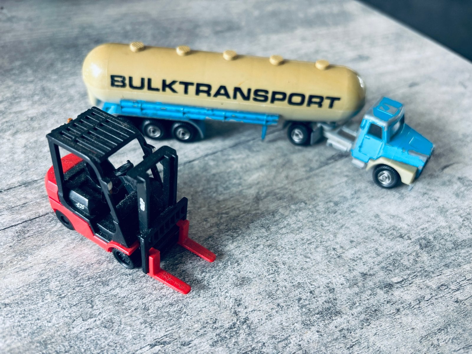 Miniatuur vorkheftruck en tankwagen speelgoedset, Ophalen of Verzenden, Gebruikt