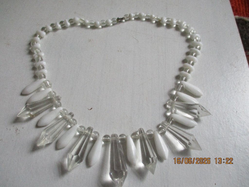 ketting met geslepen kralen en melkglas kralen, Met kristal, Overige materialen, Gebruikt, Wit