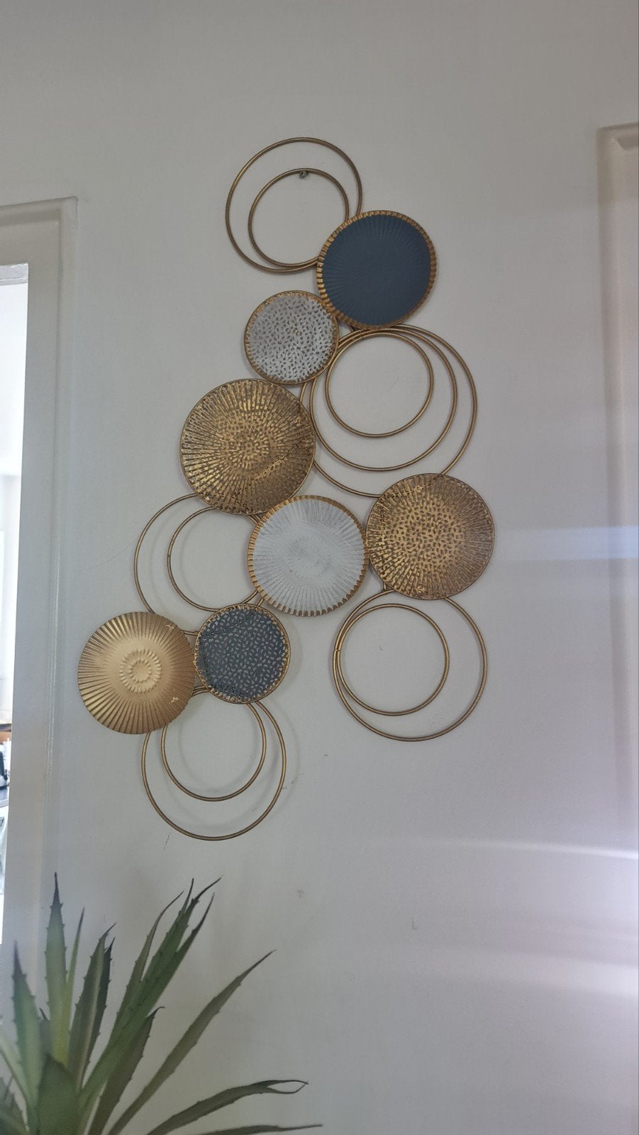 Moderne wanddecoratie met gouden en gekleurde cirkels, Ophalen, Metaal, Wandsculptuur, Meerkleurig