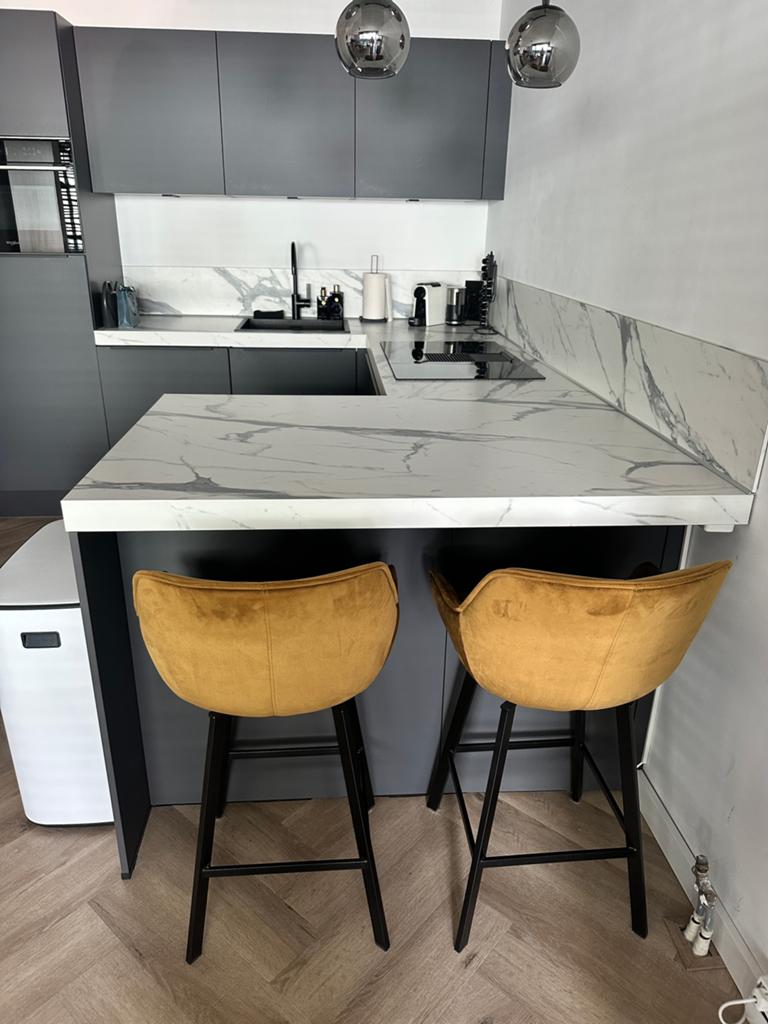 2x okergele fluwelen barkrukken, Huis en Inrichting, Barkrukken, Ophalen, Draaibaar, 60 tot 90 cm, Zo goed als nieuw