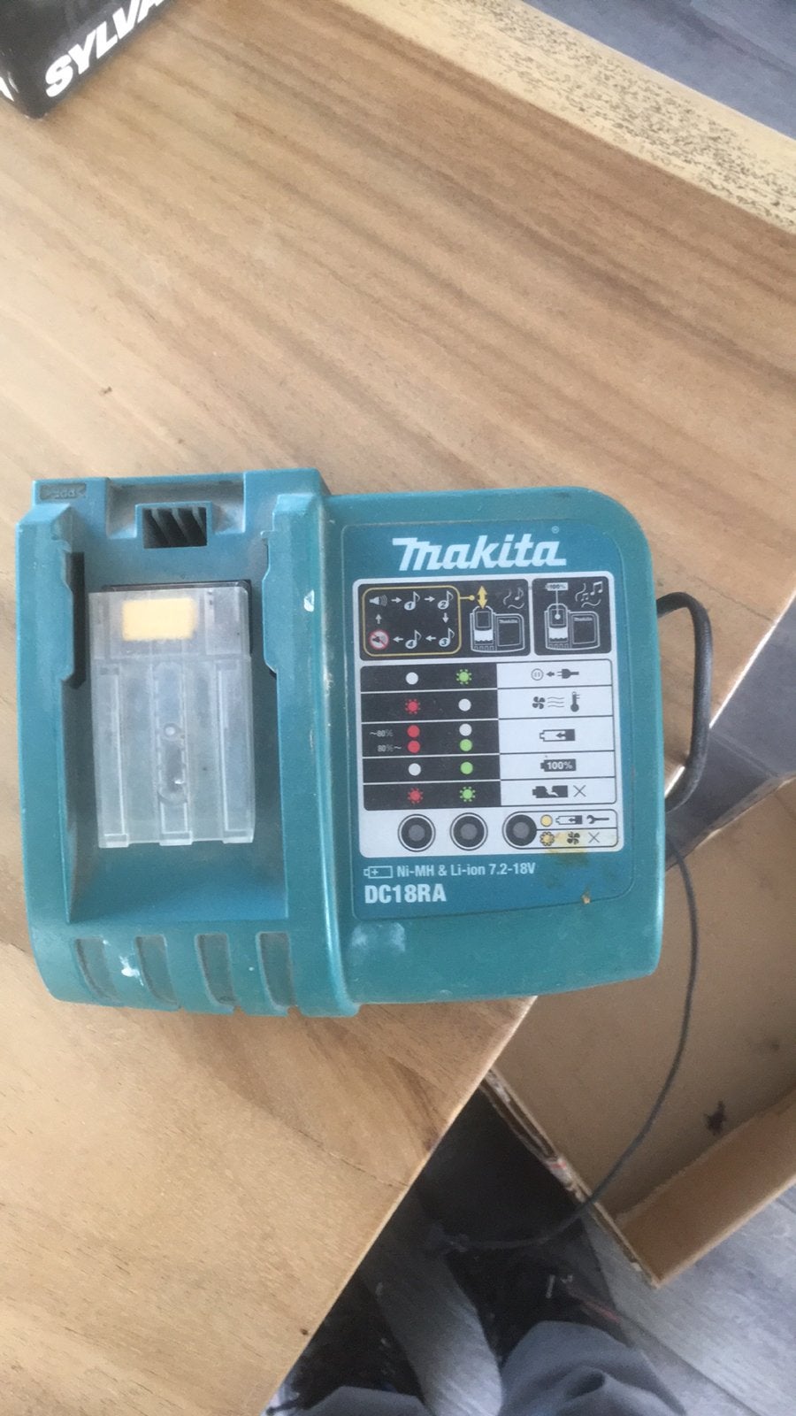 Lader makita dc18ra, Ophalen of Verzenden, Zo goed als nieuw