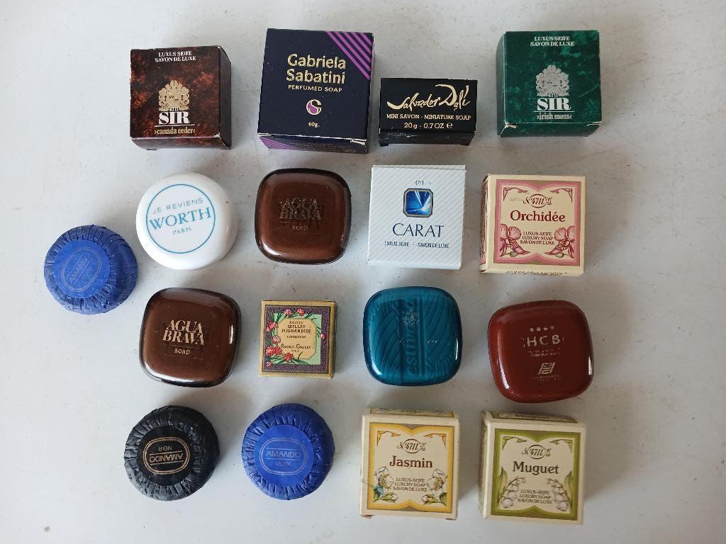 16 verschillende gastenzeepjes o.a.  Roger & Gallet, Worth ,, Verzenden, Nieuw, Overige typen, Gevuld