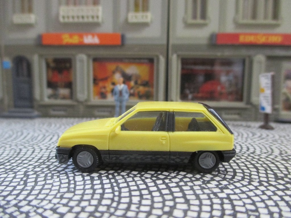 Opel Corsa A SR Hatchback - Herpa geel, Ophalen of Verzenden, Zo goed als nieuw, Auto, Herpa