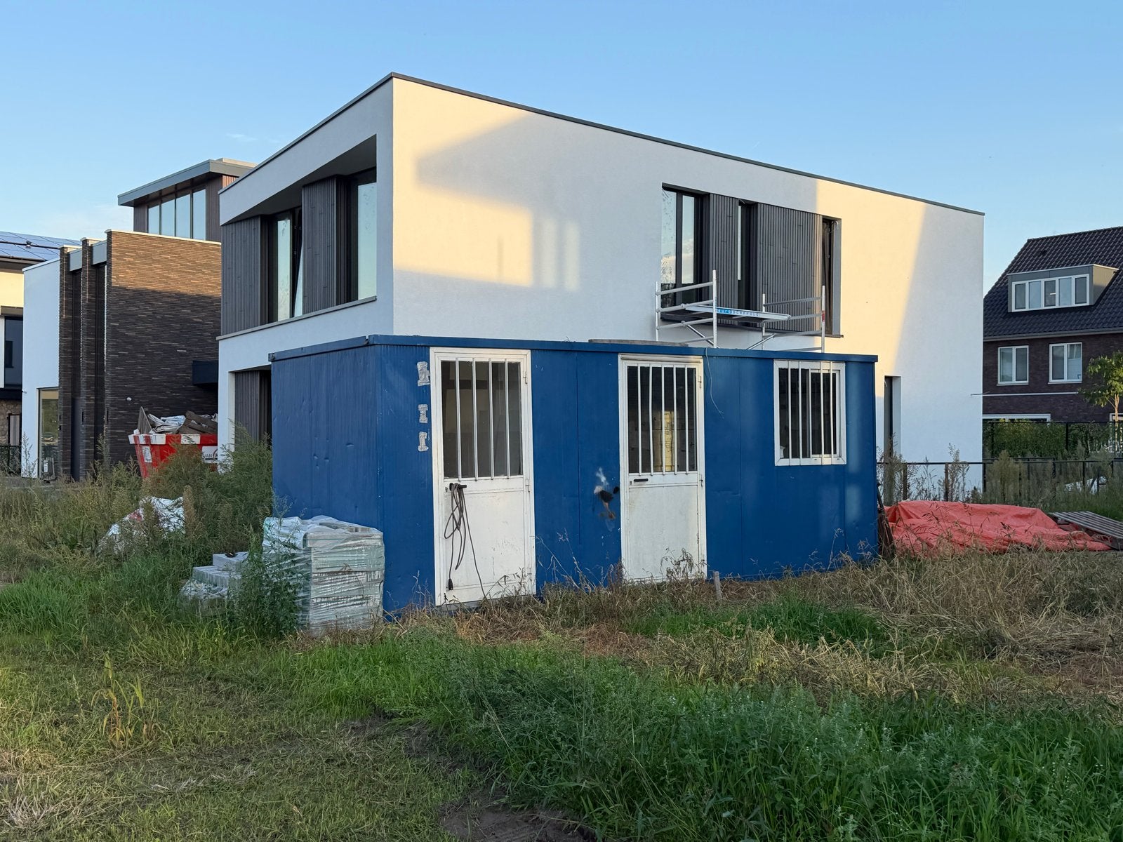 Robuuste blauwe opslagcontainer met twee deuren, Ophalen