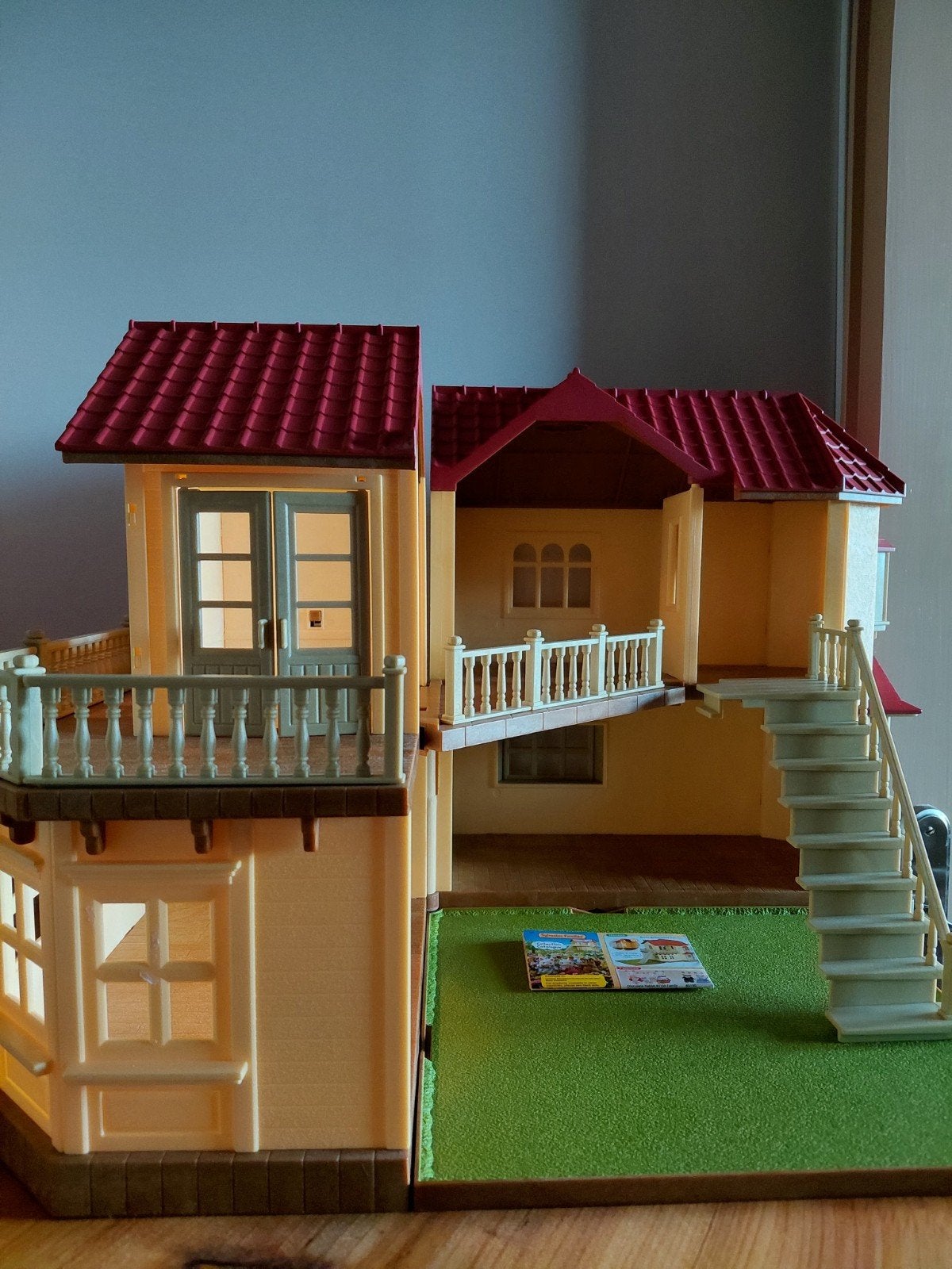 Sylvanian families inklapbaar landhuis/twee plafondlampen, Ophalen of Verzenden, Gebruikt, Poppenhuis