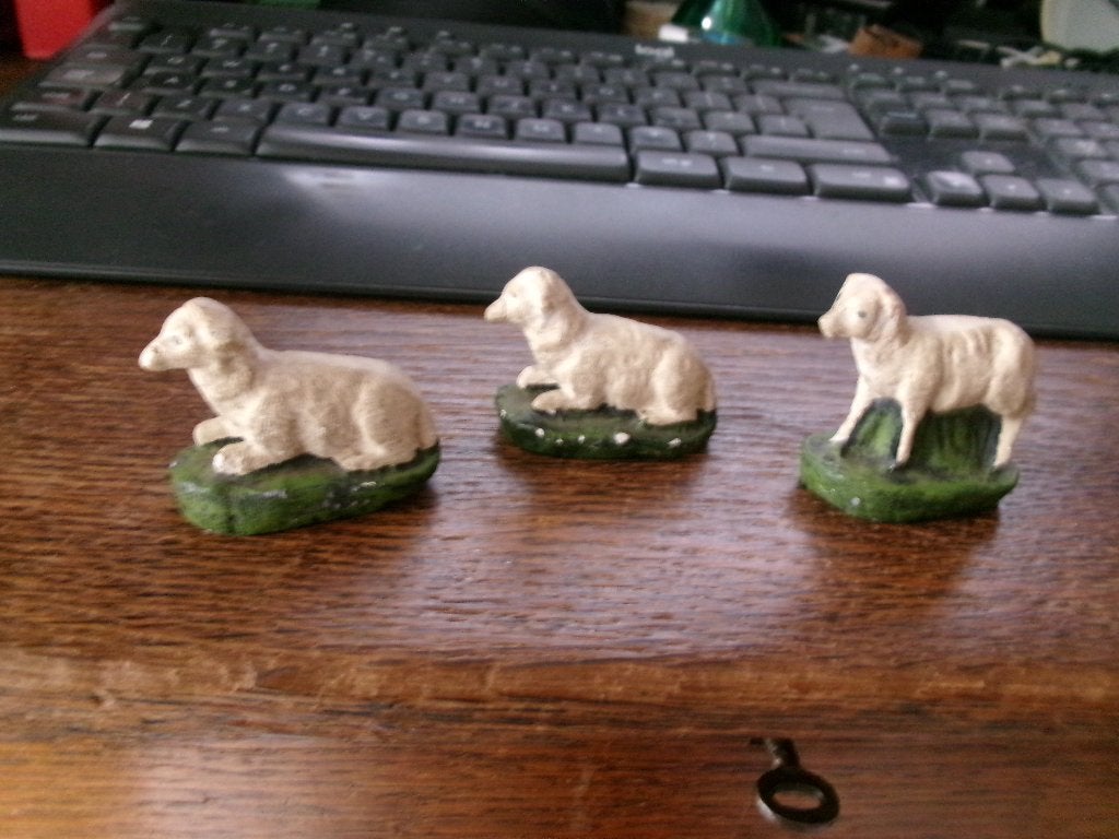 3 vintage stenen  schaapjes voor bij een kerststal, Diversen, Ophalen of Verzenden