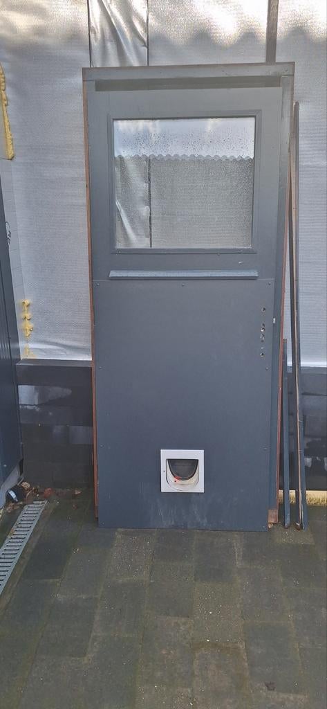Achterdeur met kattenluik, Doe-het-zelf en Verbouw, Deuren en Horren, Gebruikt, 80 tot 100 cm, Ophalen of Verzenden, Buitendeur