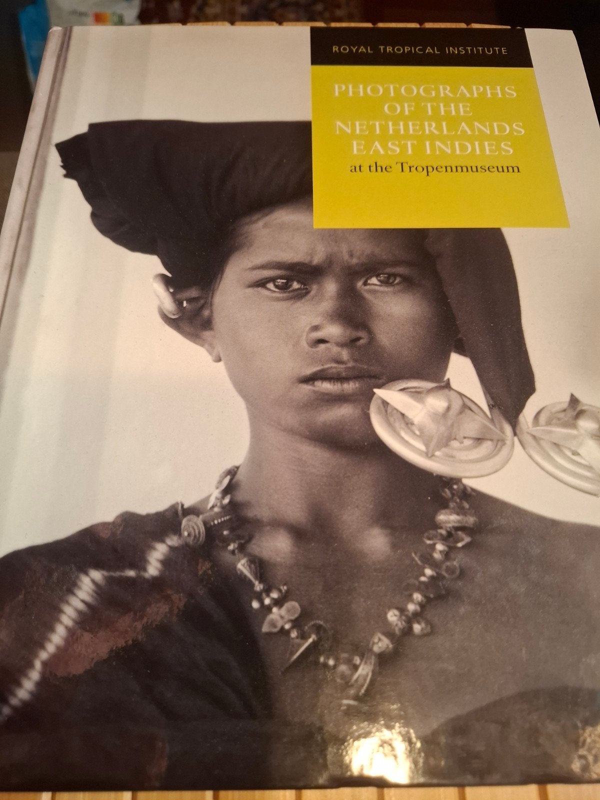 Fotoboek: Nederlands-Indië in het Tropenmuseum, Verzenden, Zo goed als nieuw, Fotografie algemeen, Royal Tropical Institute