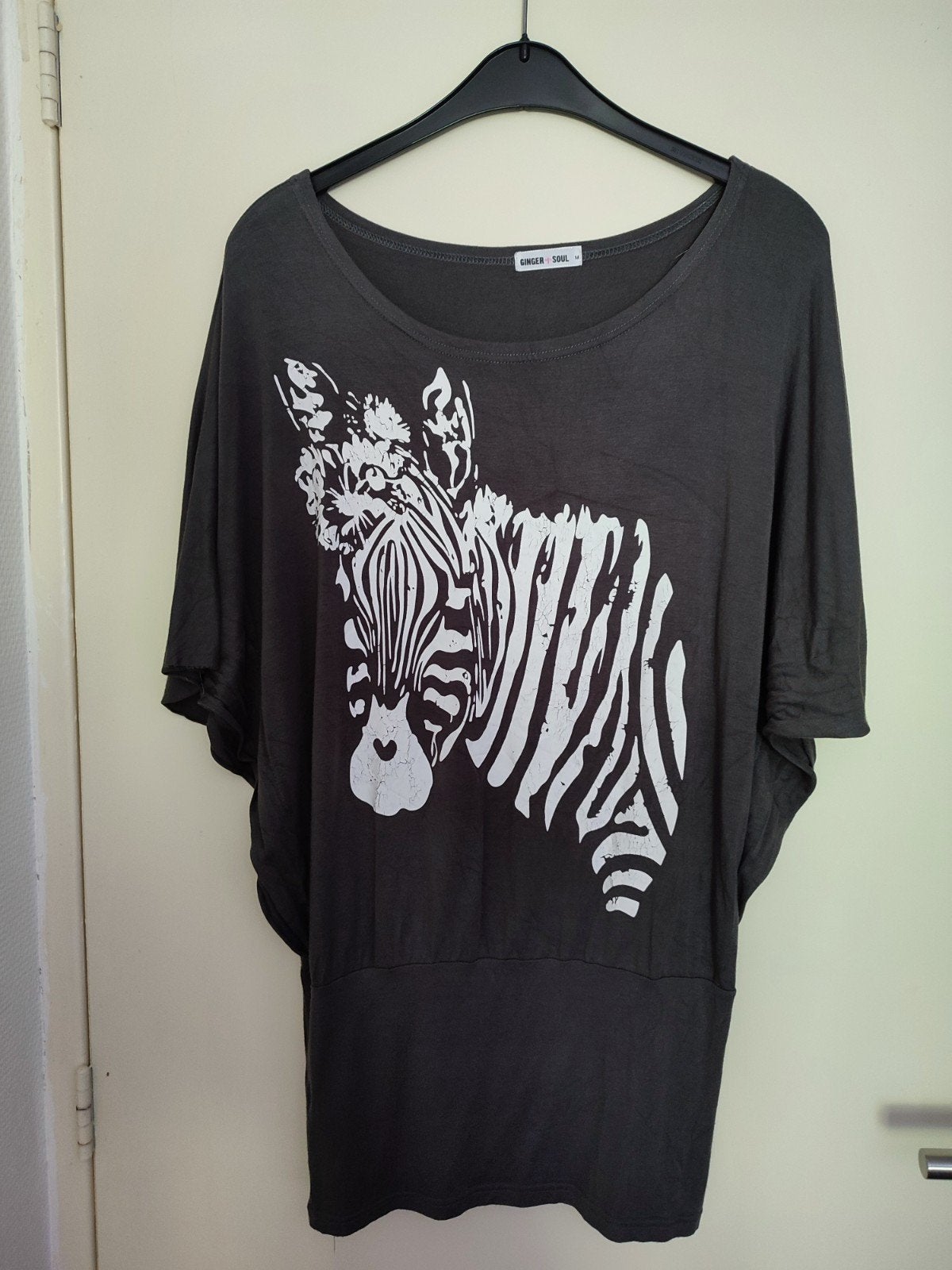 Grijs lang shirt met zebra van Ginger + Soul, maat M, Kleding | Dames, Maat 38/40 (M), Ginger + Soul, Ophalen of Verzenden, Lange mouw