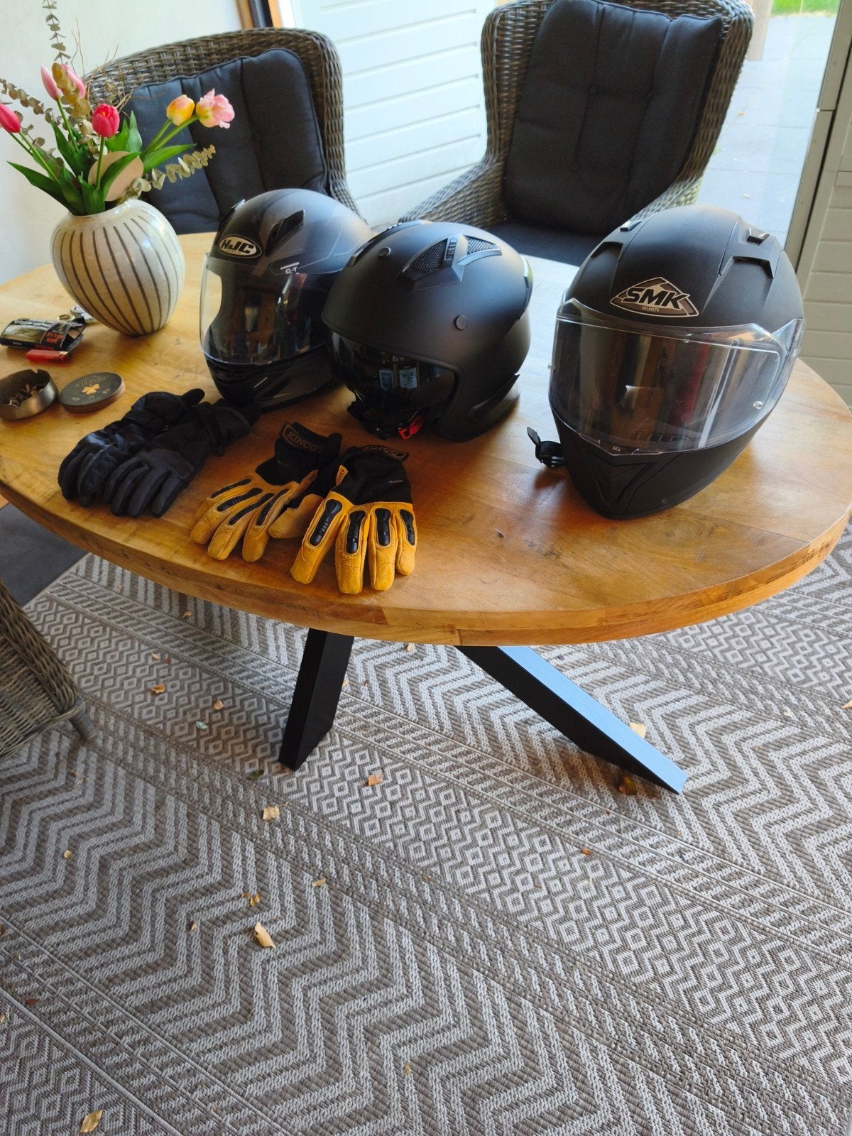3 helmen (SMK, Vito, HJC) en 2 paar handschoenen, Ophalen, Kinderen, Integraalhelm, Tweedehands