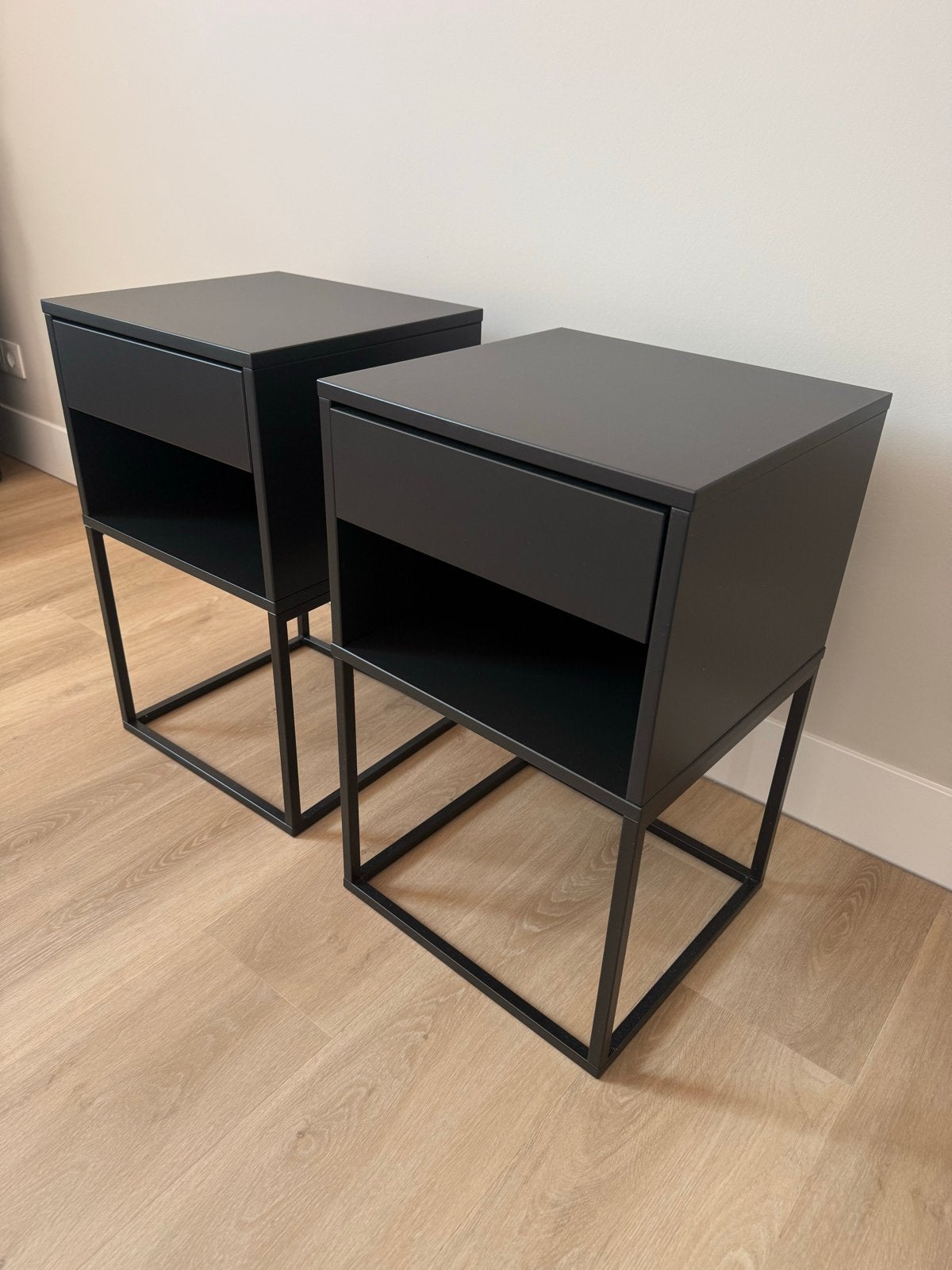 2x IKEA Vikhammer nachtkastjes zwart met lade - Gloednieuw, Huis en Inrichting, Slaapkamer | Nachtkastjes, Ophalen, Minder dan 45 cm
