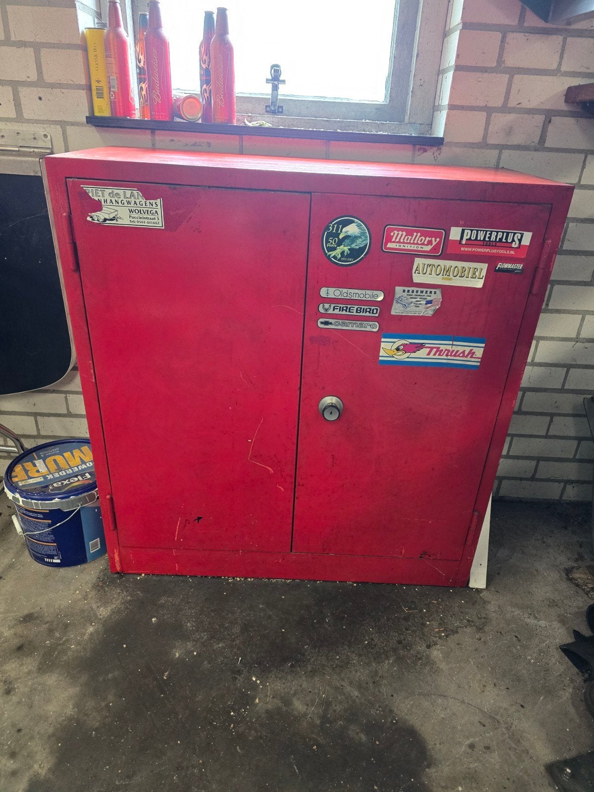 Robuuste rode metalen kast met 2 stalen legborden, Ophalen, Gebruikt