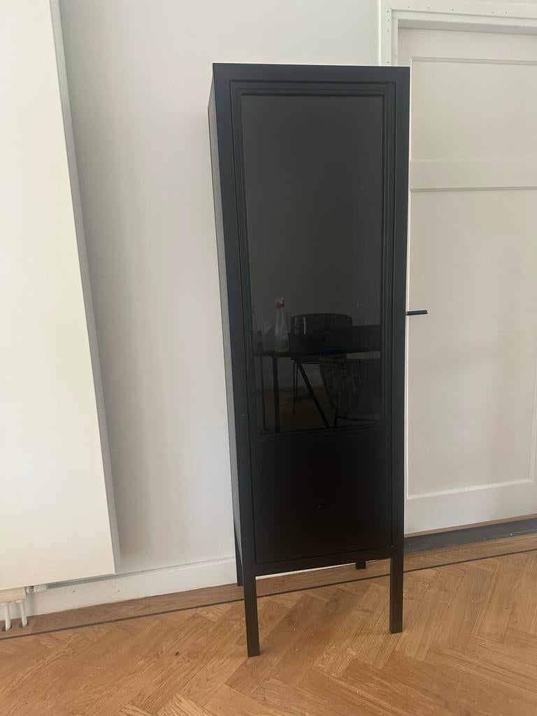 Zwarte metalen vitrinekast met glazen deur, Ophalen, Minder dan 50 cm, Zo goed als nieuw, Metaal