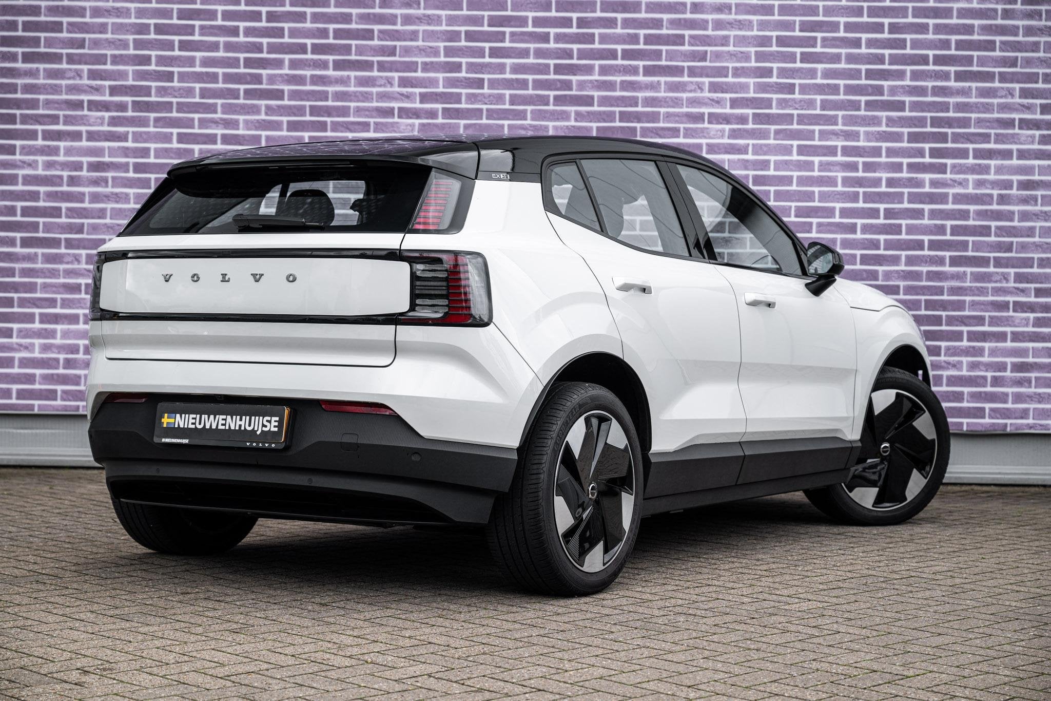 Volvo EX30 Single Motor Extended Range Plus 69 kWh | Stoel e, Auto's, Volvo, Automaat, Achterwielaandrijving, Gebruikt, Leder en Stof