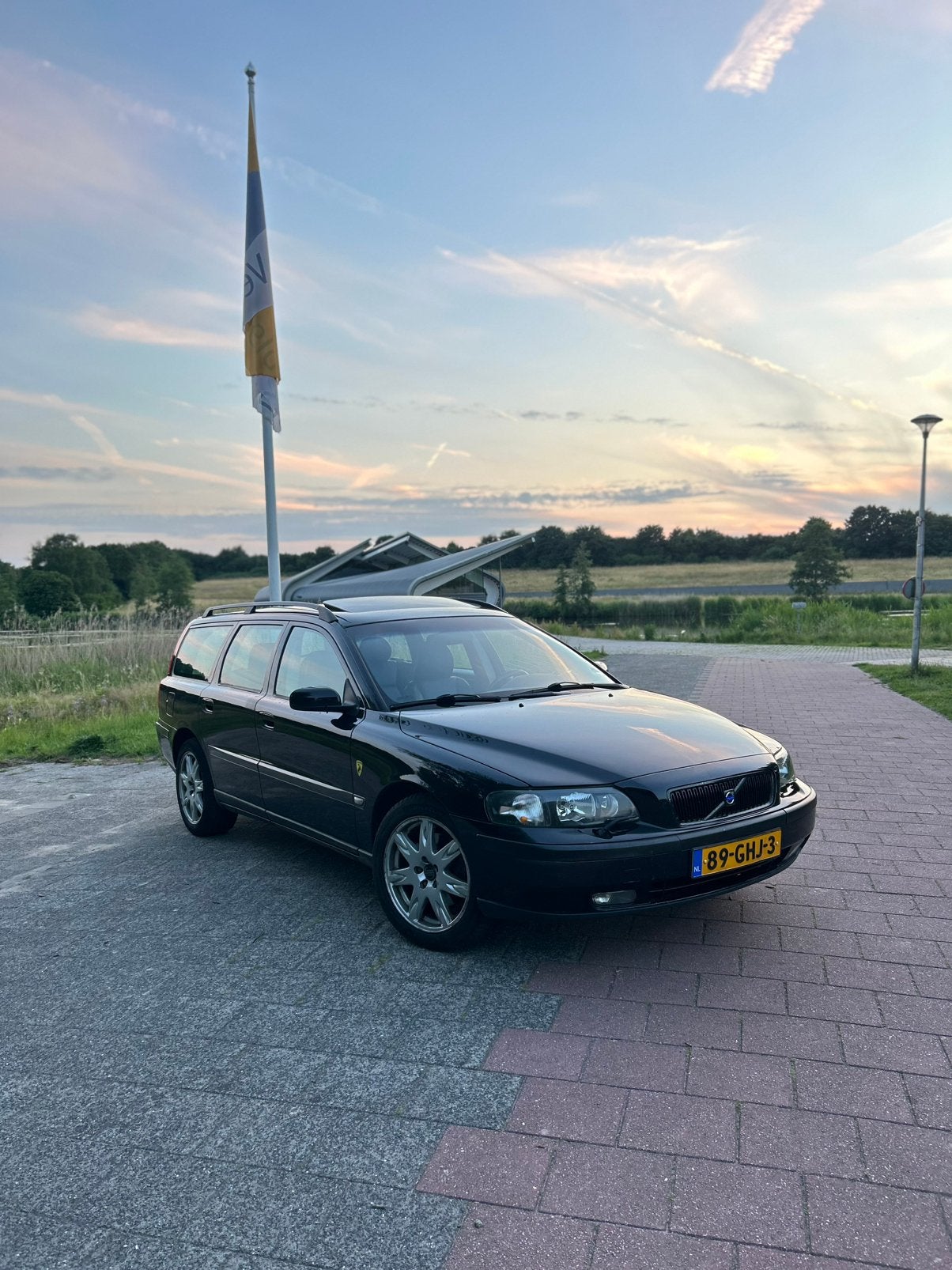 Volvo V70 2.5 T AUT 2004 Zwart, Auto's, 1566 kg, 1800 kg, Stationwagon, Particulier