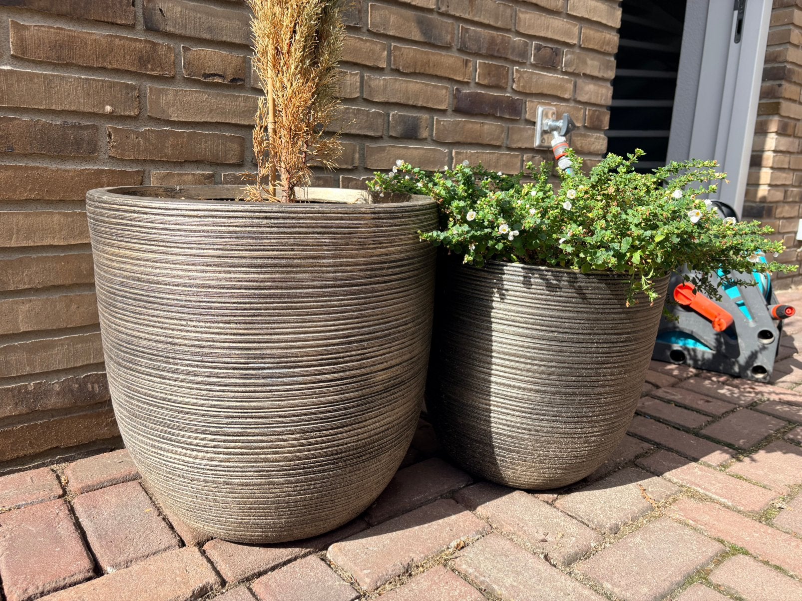 Bloempotten 42 en 33 cm. hoog., Ophalen, Kunststof, Rond, Zo goed als nieuw