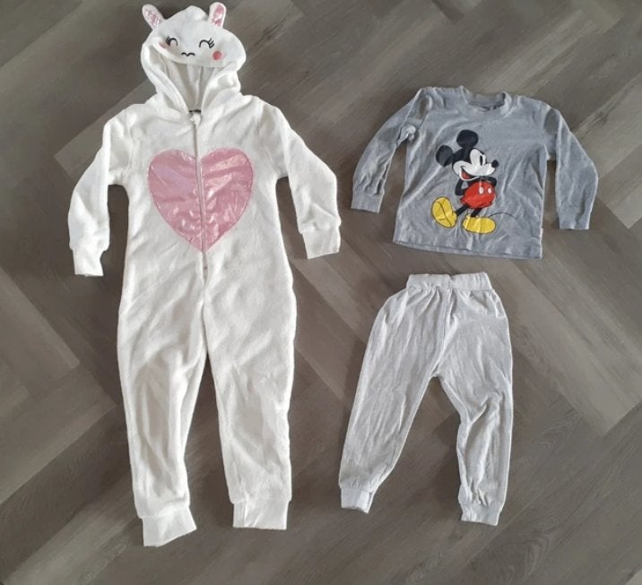 Mickey Mouse Pyama en een onesie, Maat 104, Nacht- of Onderkleding, Gebruikt, Meisje, Ophalen of Verzenden