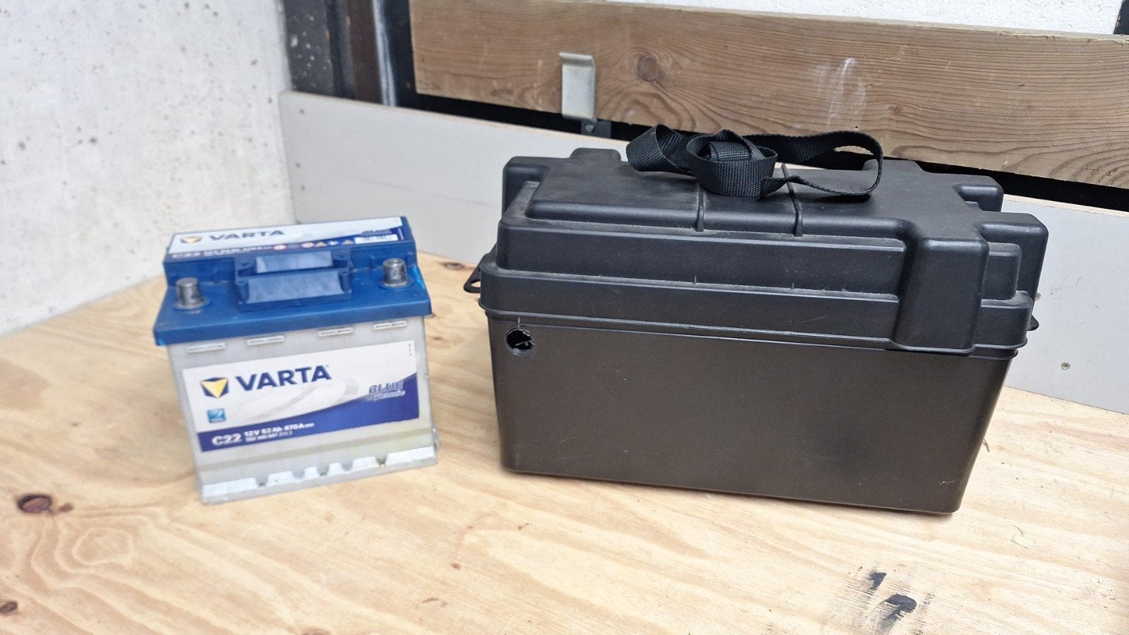 Varta Caravan Accu 12V 52Ah met Accubak, Ophalen, Gebruikt