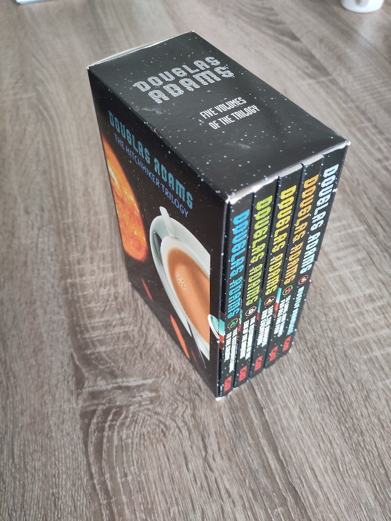 Hitchhiker’s guide to the galaxy (5 boeken) Douglas Adams, Ophalen, Zo goed als nieuw