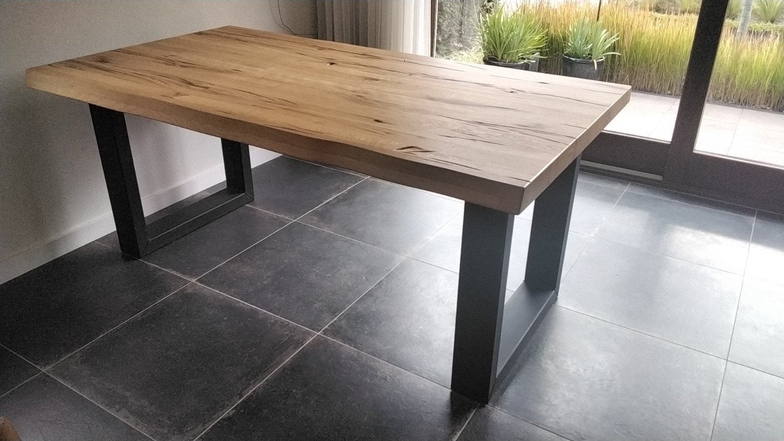 Houten eettafel met zwarte metalen U - poten., Ophalen, 50 tot 100 cm, Zo goed als nieuw, 150 tot 200 cm
