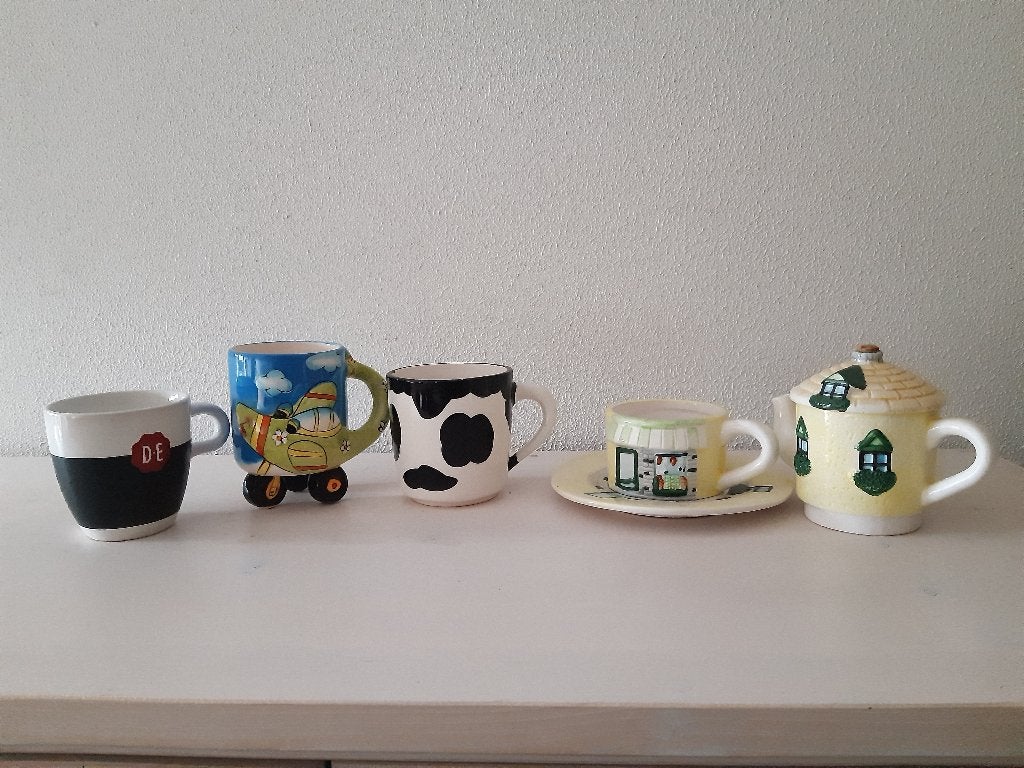 Theepotsetje en diverse mokken, Ophalen, Zo goed als nieuw, Overige stijlen, Kop(pen) en/of Schotel(s)