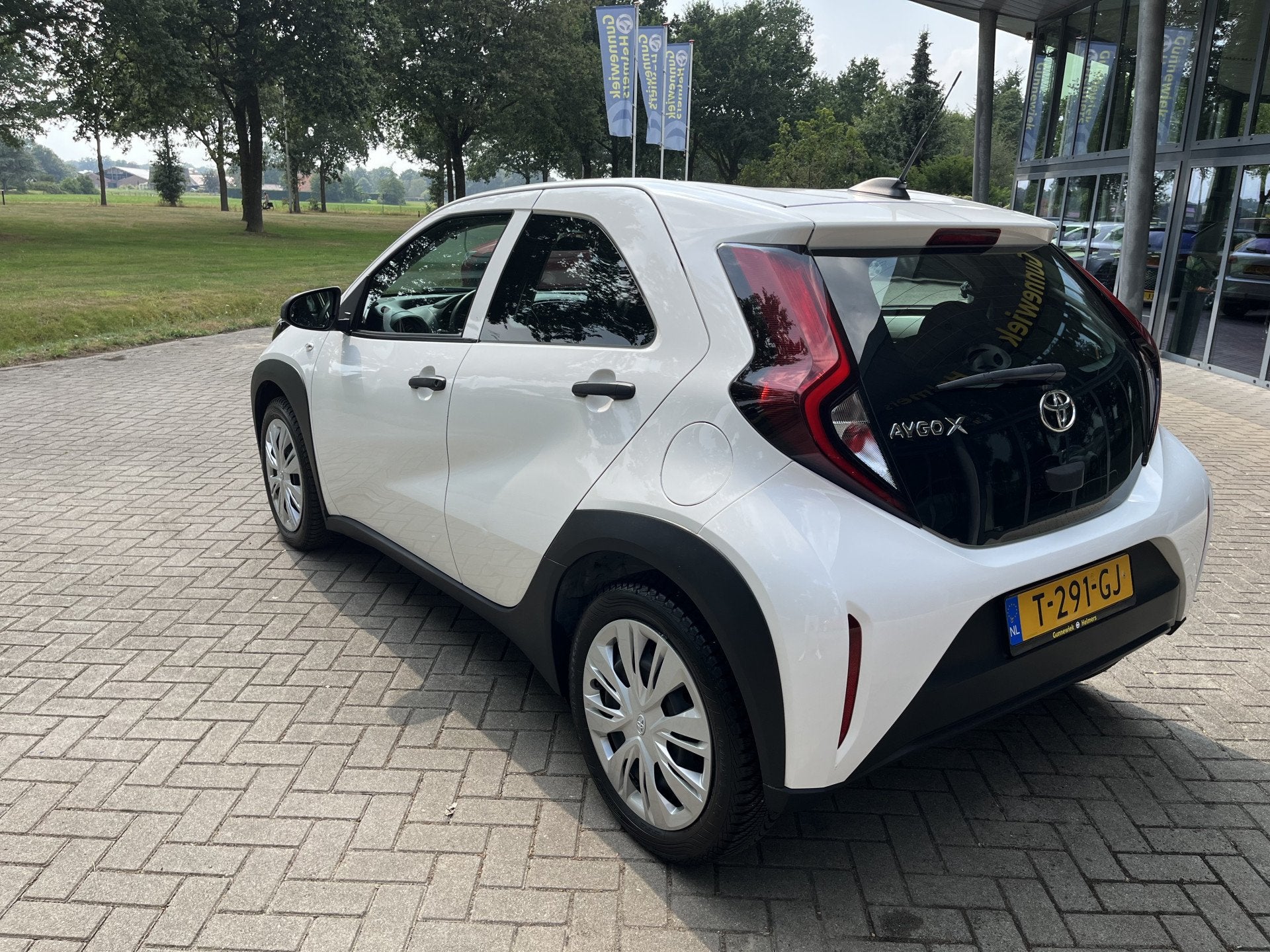 Toyota Aygo X 1.0 VVT-i MT | ADAPT. CRUISE | AIRCO | CARPLAY, Auto's, Stof, Gebruikt, 4 stoelen, Wit