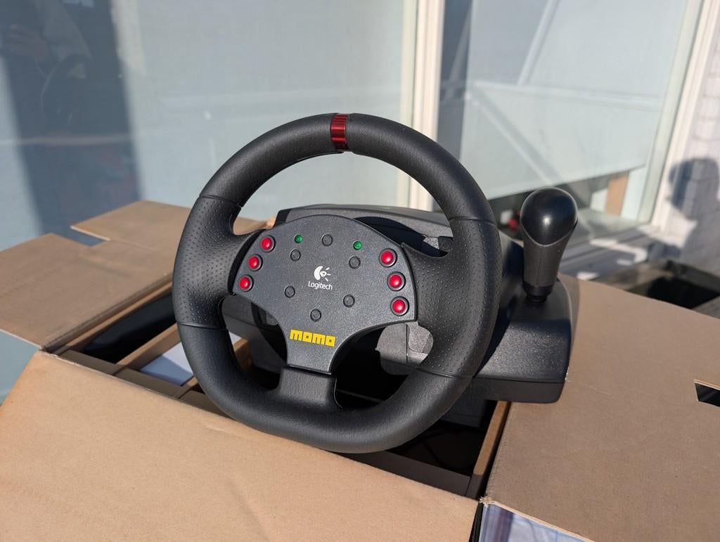 Logitech MOMO Racing Force Feedback Wheel + pedalen, Ophalen of Verzenden, Zo goed als nieuw, Logitech