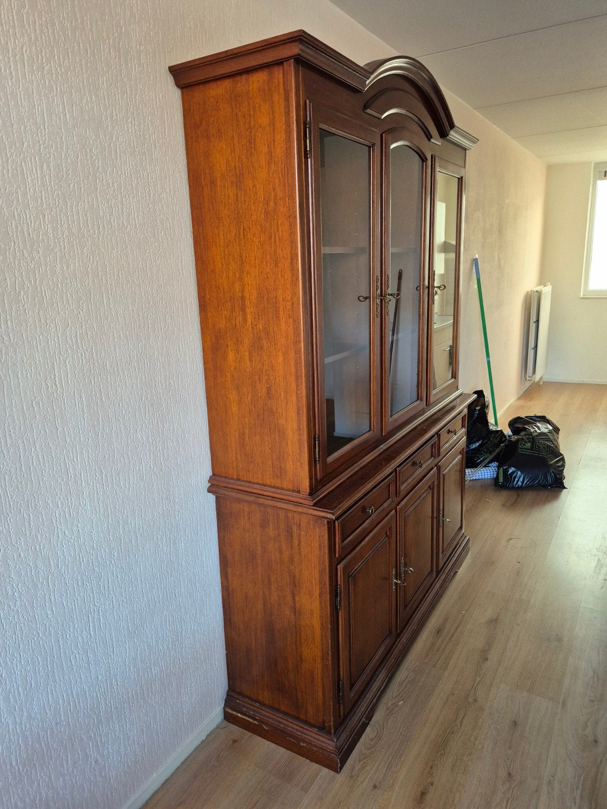Foto 6 van Nog zwart te maken houten vitrinekast