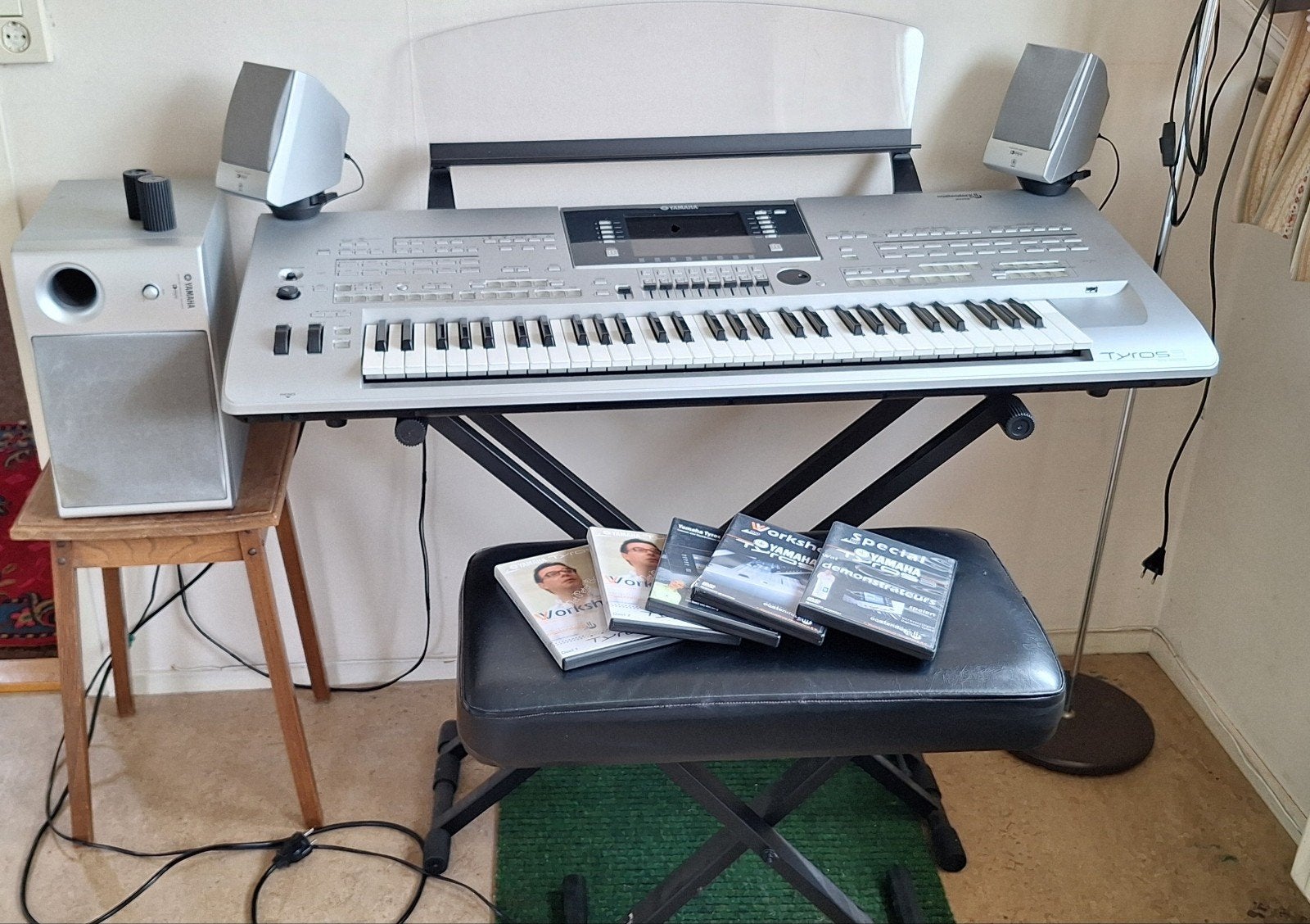 Yamaha Tyros 3 Workstation Keyboard + Speakers en Accessoir, Ophalen of Verzenden, Gebruikt, Yamaha, Met standaard