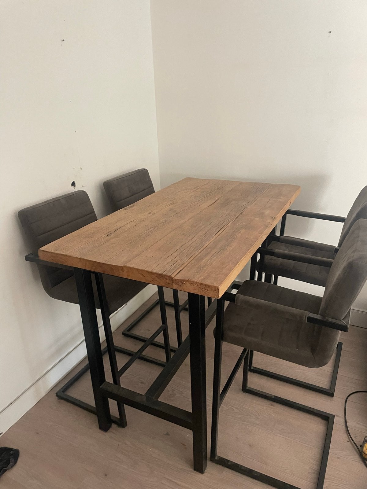 Robuuste bartafel met 4comfortabele barkrukken, Ophalen of Verzenden, Gebruikt