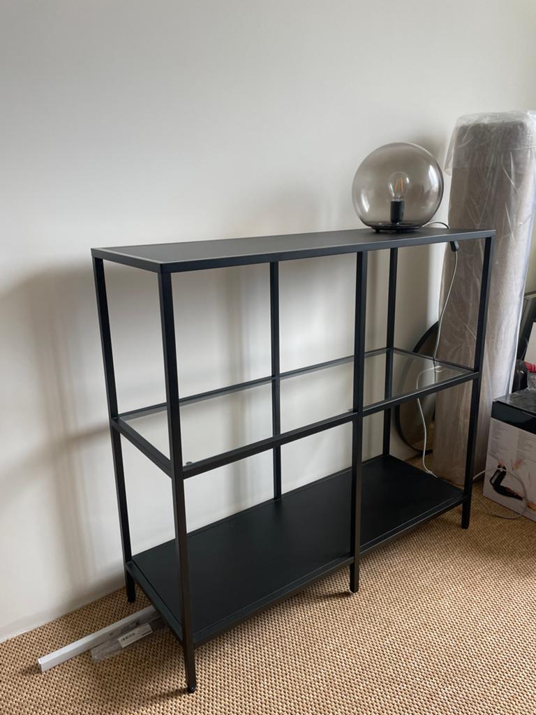 IKEA VITTSJÖ stellingkast / vitrinekast - Zwart, Huis en Inrichting, Kasten | Stellingkasten, Ophalen, Zo goed als nieuw