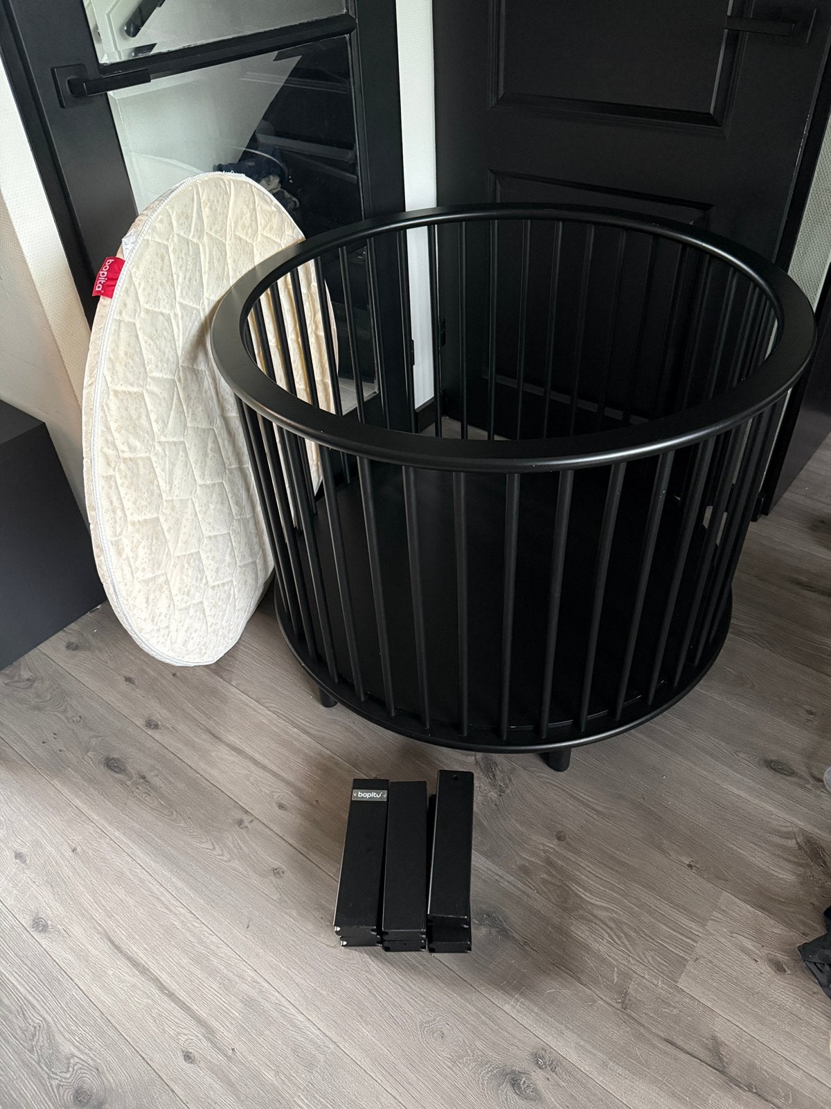Bopita rondo box zwart + origineel bopita matras, Ophalen, Zo goed als nieuw, Rond