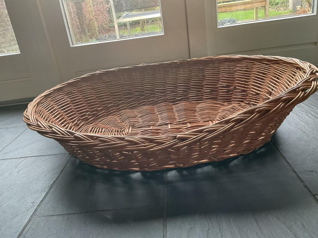 Hondenmand. 95 bij 70 cm, Ophalen of Verzenden, Riet