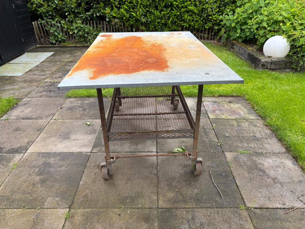Design ijzeren tuintafel met wielen - goede staat, Ophalen, Gebruikt, Rechthoekig, Metaal