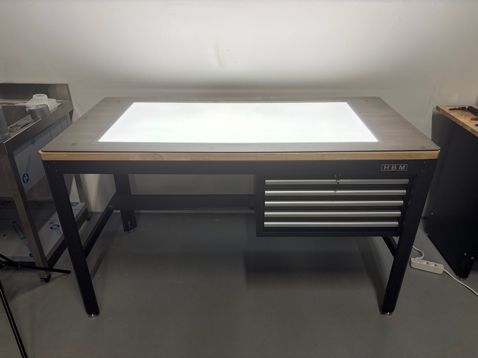 HBM Werkbank met ladeblok en geïntegreerde lichtbak, Ophalen, Zo goed als nieuw, 120 tot 170 cm