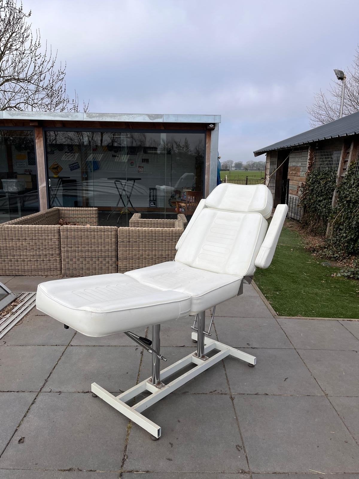 Handmatig verstelbare behandelstoel/massagetafel, Huis en Inrichting, Stoelen, Ophalen, Gebruikt, Wit, Metaal