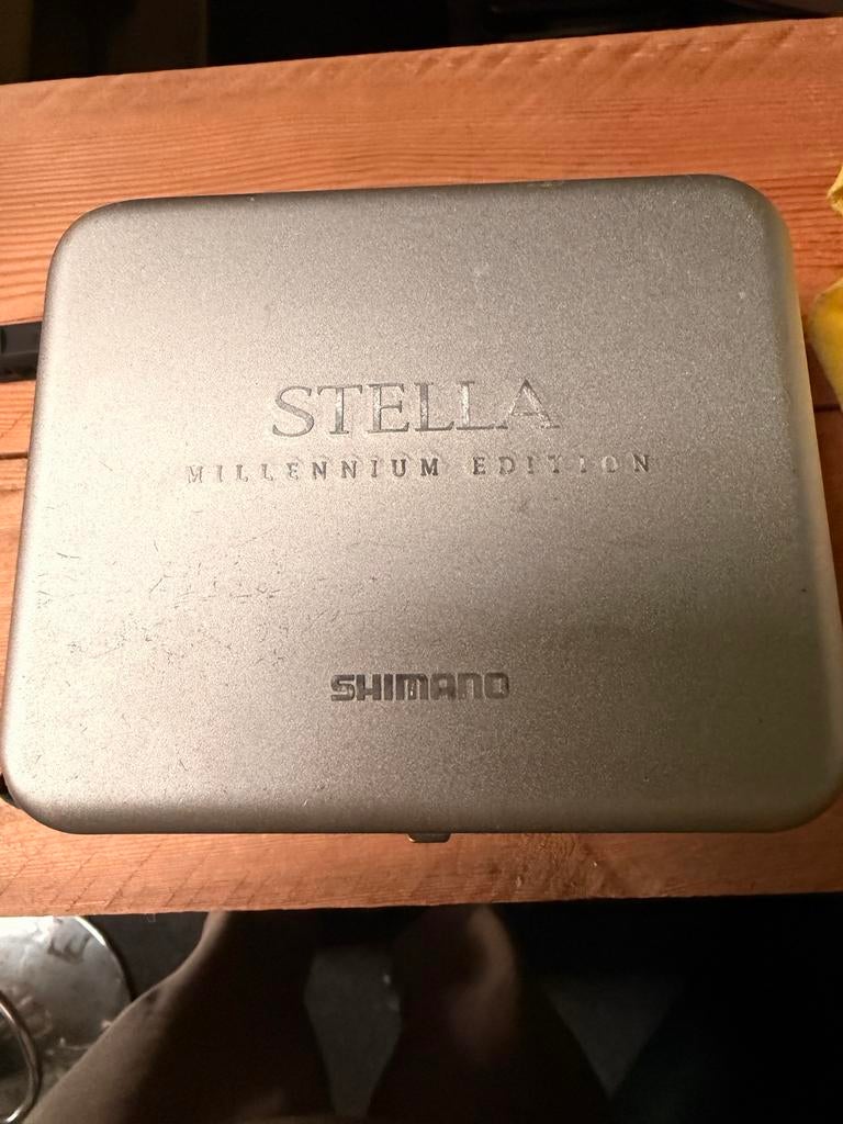 Shimano Stella 2500SS Millennium Edition, Watersport en Boten, Hengelsport | Algemeen, Zo goed als nieuw, Molen, Ophalen