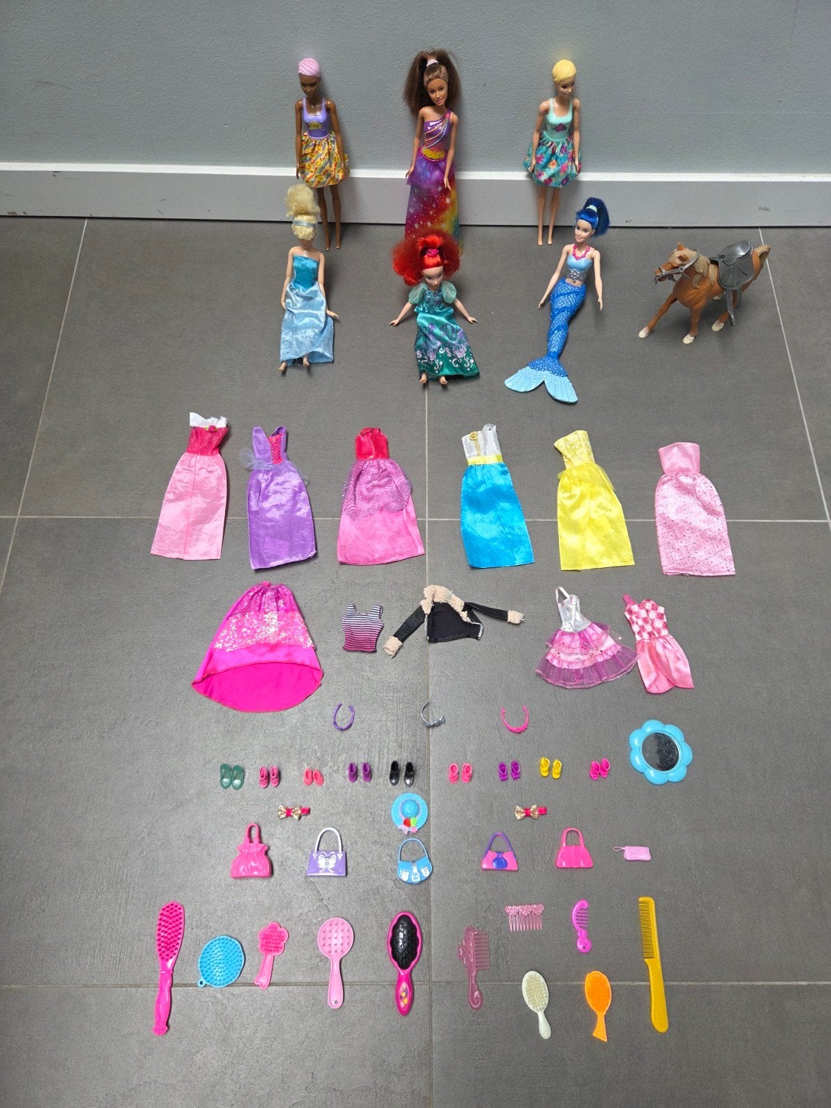 Barbie ambulance en poppen met accessoires, Ophalen, Gebruikt, Barbie