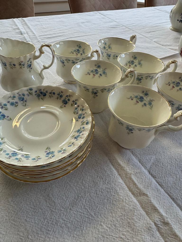 Royal Albert Memory Lane: 6 kop en schotel + melkkannetje, Huis en Inrichting, Keuken | Servies, Ophalen of Verzenden, Zo goed als nieuw
