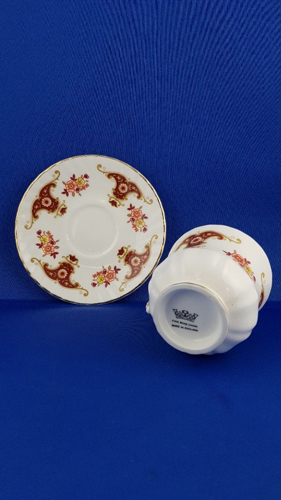Fine bone china porselein kop en schotel rood motief (2) 6A2, Tweedehands verkoop, Tweedehands verkoop, Gebruikt, Ophalen of Verzenden