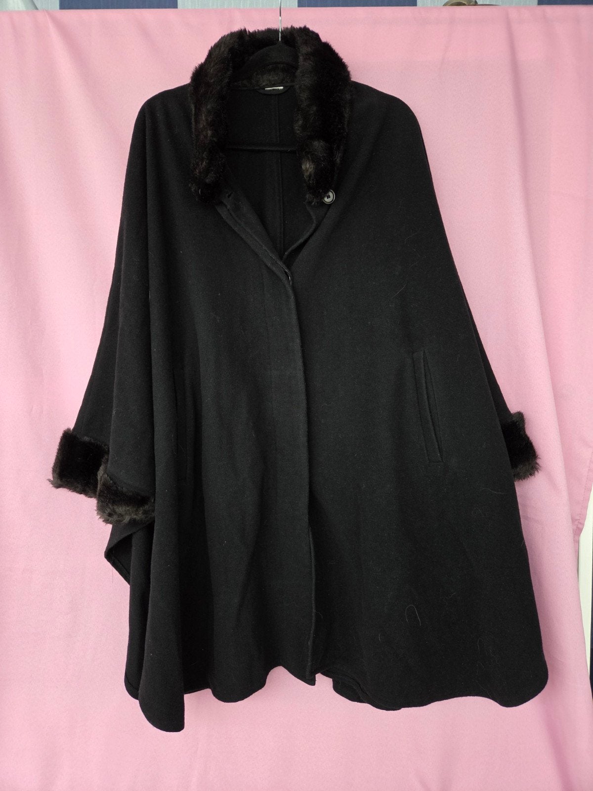 Zwarte cape met imitatiebont kraag en manchetten, Onbekend, Ophalen of Verzenden, Zo goed als nieuw